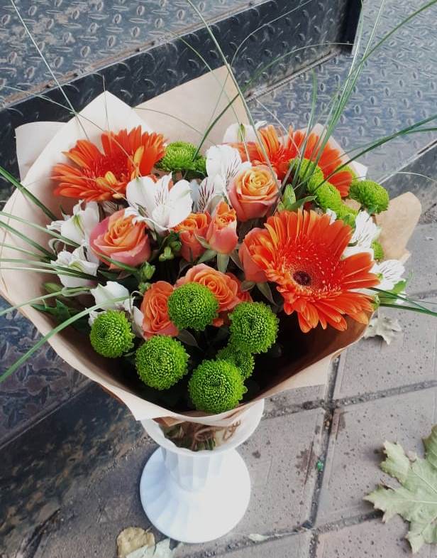 Букет цветов из: Герберы, Хризантемы, Альстромерии и Розы в Зетеречный