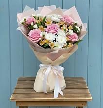 Букет цветов из:  Гвоздики, Орхидеи и Розы в Зетеречный