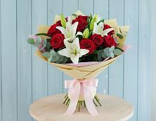 Букет цветов из:  Лилии и Розы в Зетеречный