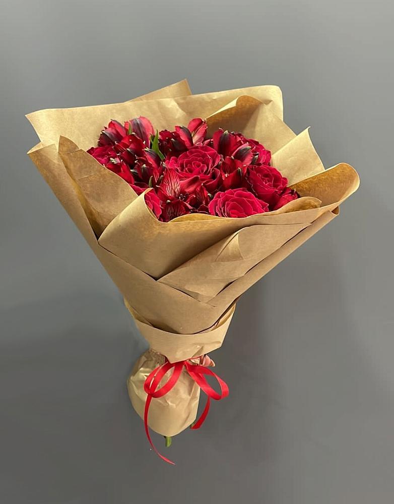 Букет цветов из: Альстромерии и Розы в Зетеречный