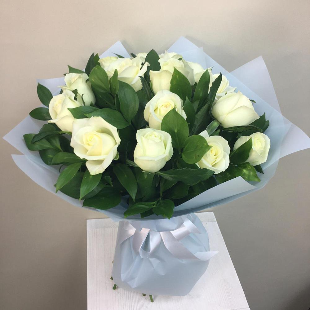 Букет 15 Белых роз Проуд в Зетеречный