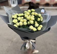 Букет Белые кустовые розы Солинеро в Зетеречный