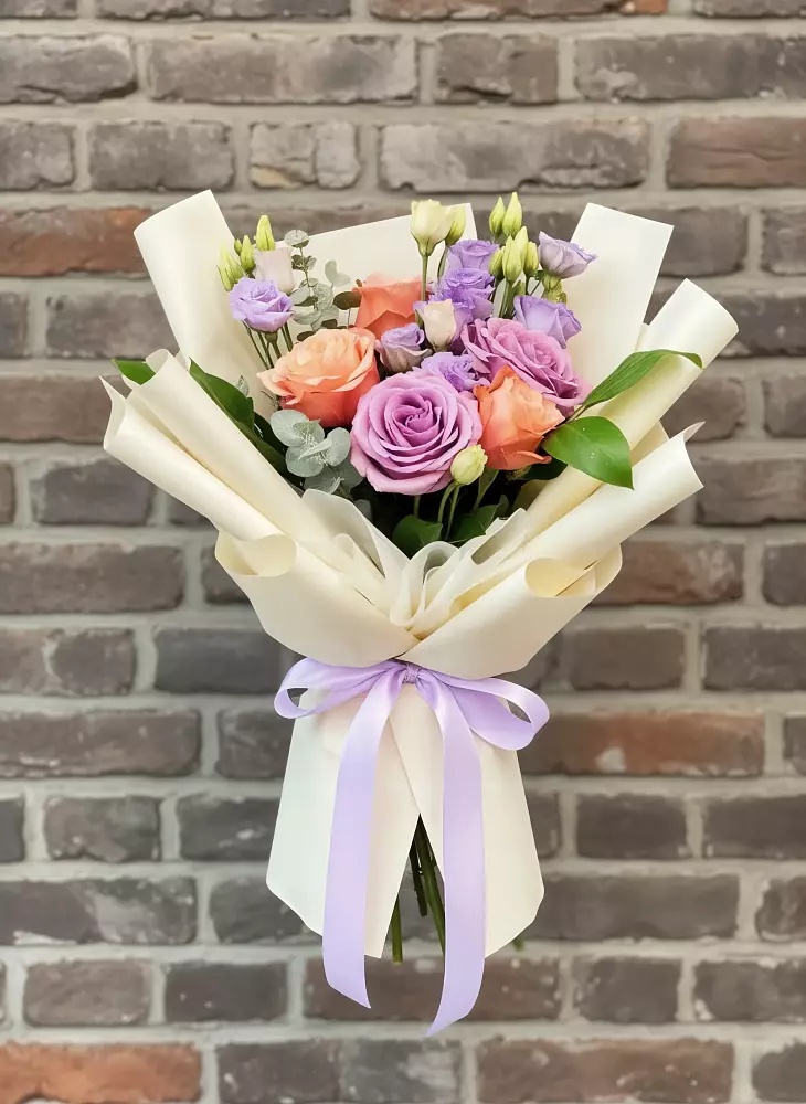 Букет цветов из: Лизиантусы и Розы в Зетеречный