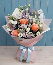 Букет цветов из:  Лизиантусы, Розы, Альстромерии и Гипсофила в Зетеречный
