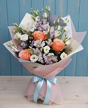 Букет цветов из:  Лизиантусы, Розы, Альстромерии и Гипсофила в Зетеречный