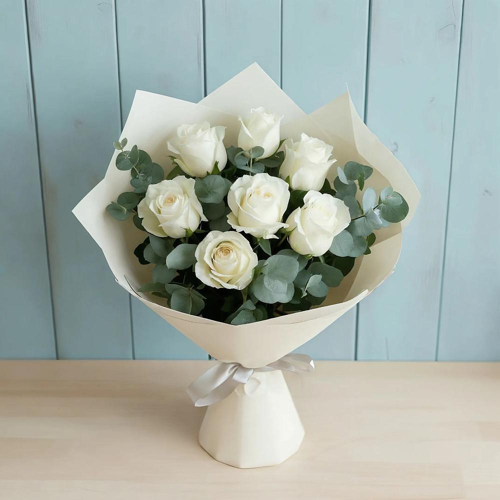 Букет Белые розы в Эвкалипте в Зетеречный