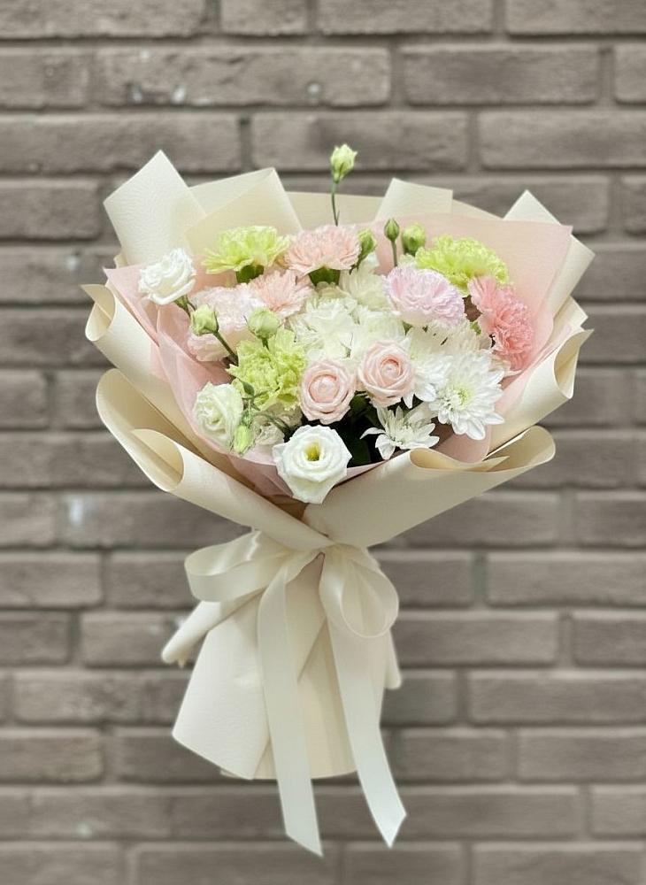 Букет цветов из: Гвоздики, Розы, Лизиантусы и Хризантемы в Зетеречный