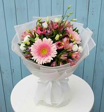 Букет цветов из:  Герберы, Альстромерии и Лизиантусы в Зетеречный