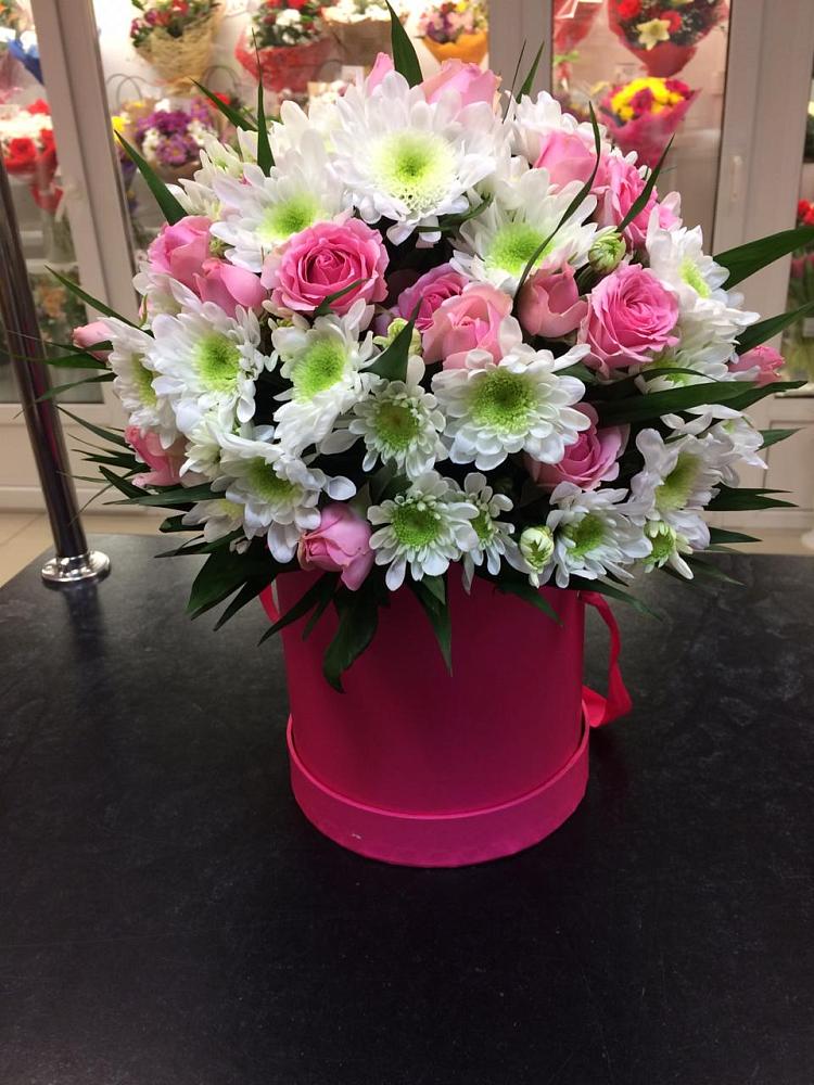 Цветочная композиция из Розы и Хризантемы в шляпной коробке в Зетеречный