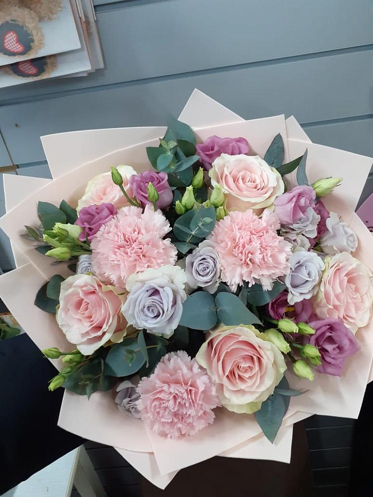 Букет цветов из: Розы, Гвоздики и Лизиантусы в Зетеречный