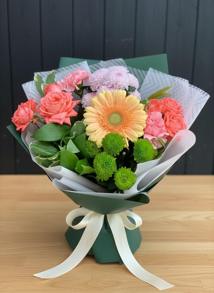 Букет цветов из: Гвоздики, Розы, Герберы и Хризантемы в Зетеречный